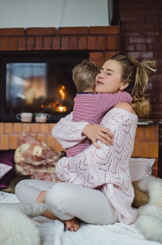 mujer abraza a niño